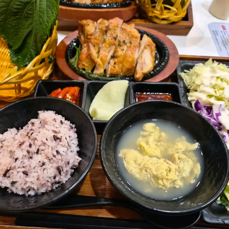 신선한 채소가 가득한 쌈 채소 바구니