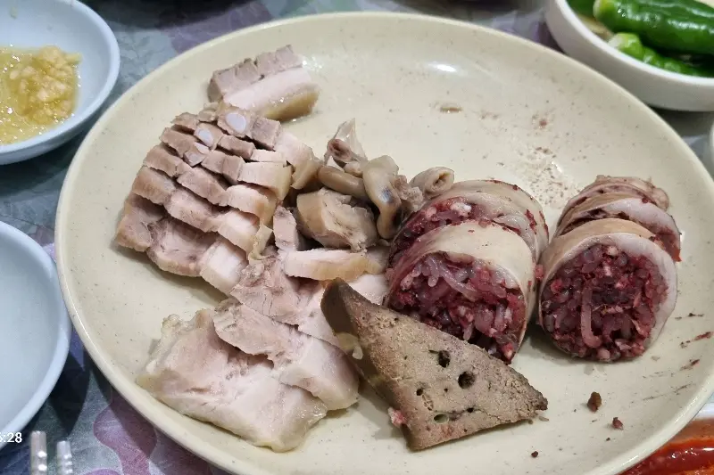 수육, 막창순대, 암뽕의 조화