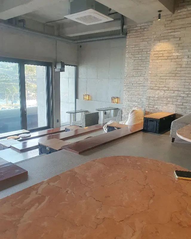 카페 야야의 깔끔한 외관