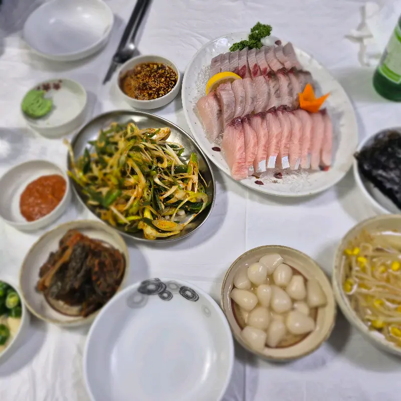 싱싱한 삼치회와 곁들임 반찬들