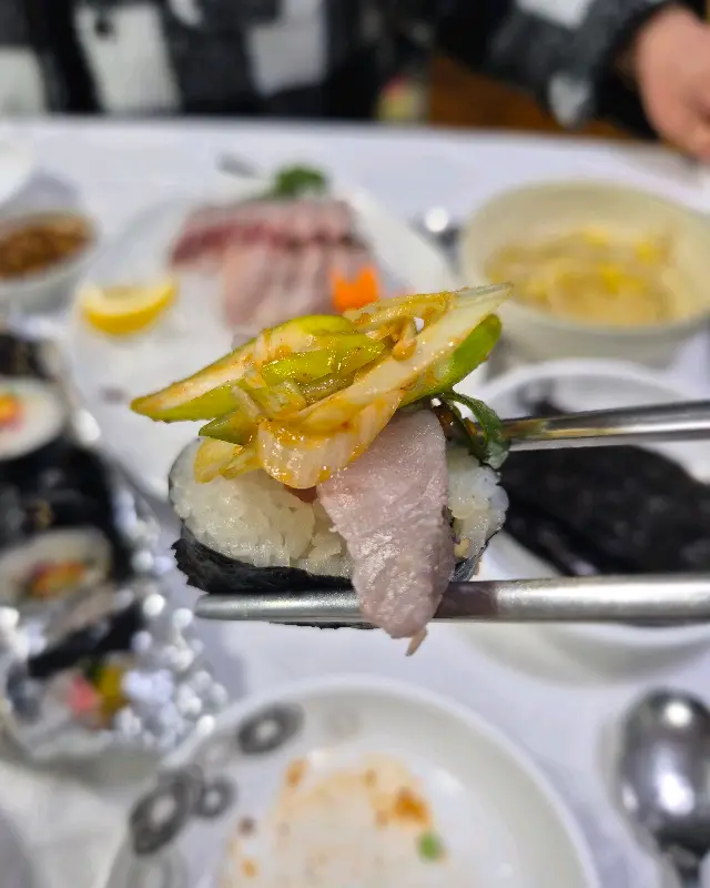 삼치회, 김밥, 파무침의 조합