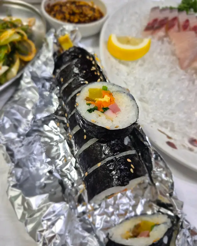 김밥과 함께 즐기는 삼치회