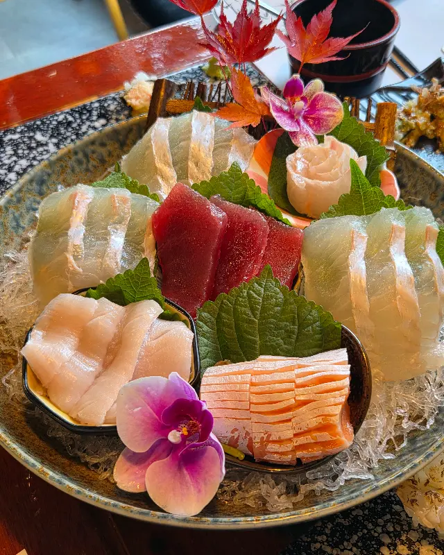 아름다운 플레이팅이 돋보이는 사시미