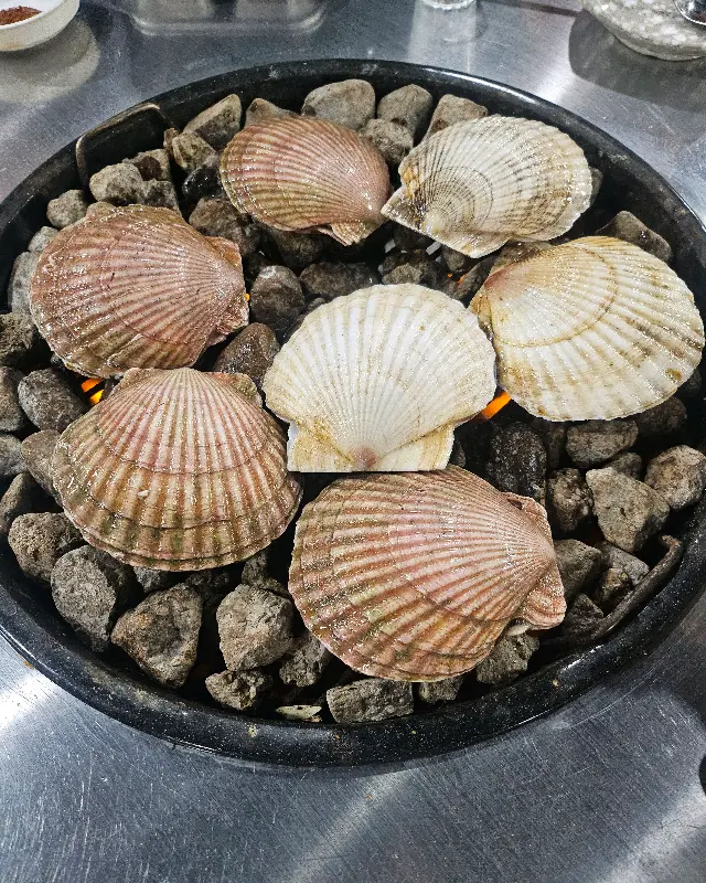 맥반석 위에서 구워지는 가리비
