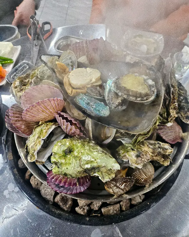 맥반석조개구이의 푸짐한 조개찜