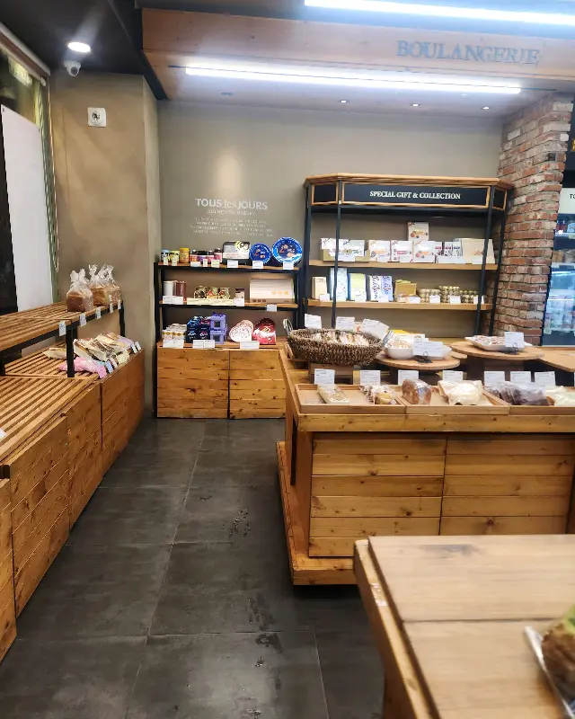 다양한 빵들이 진열된 뚜레쥬르 매장 내부