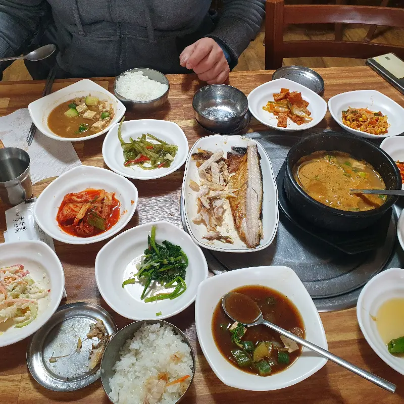 푸짐하게 차려진 백반 한 상