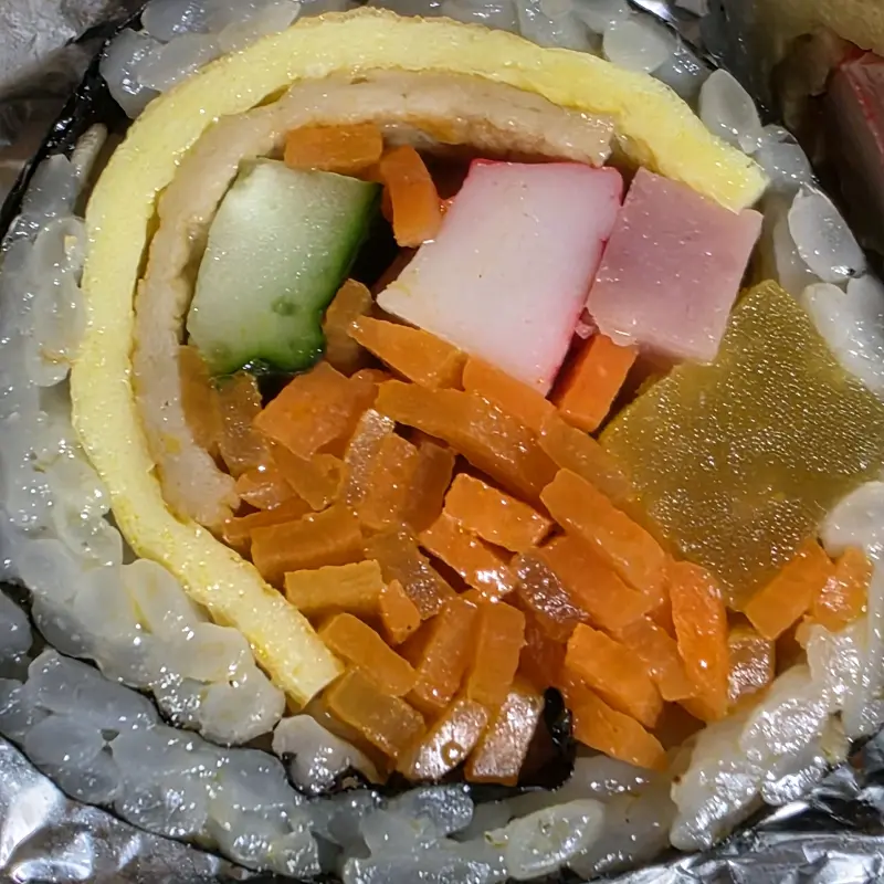 신선한 재료가 가득한 김밥 단면