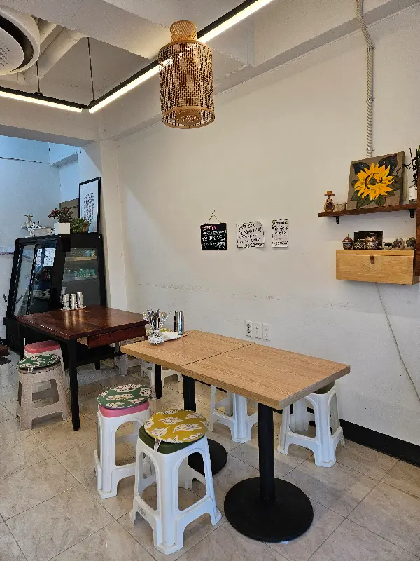 혼밥하기에도 좋은 테이블 배치