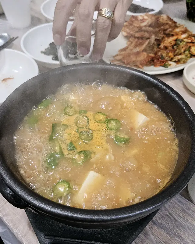 보글보글 끓는 된장찌개의 모습