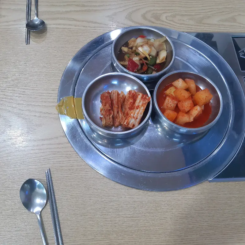 정갈하게 담긴 반찬