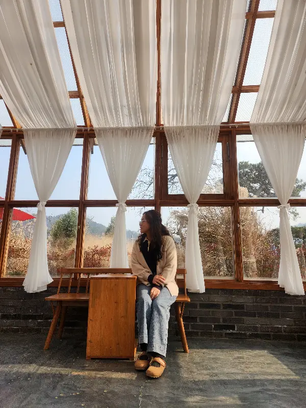 햇살이 가득 들어오는 빵굽는마을 내부