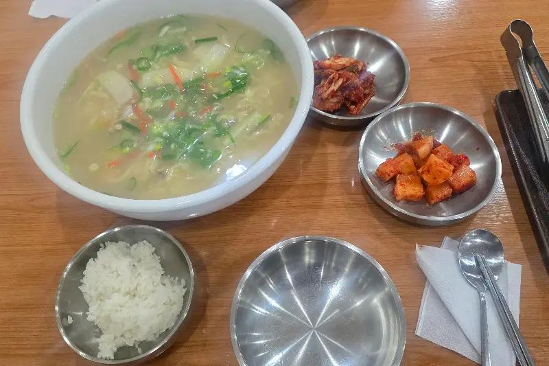 칼국수와 곁들임 찬