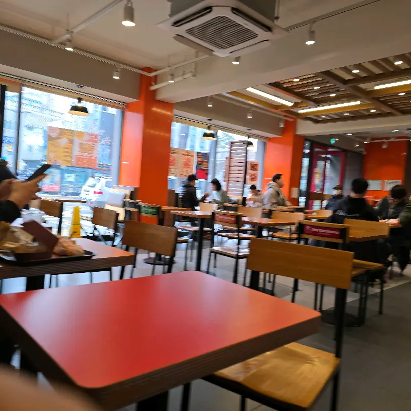 버거킹 불광점 내부 테이블