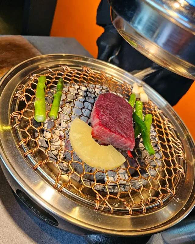 신선한 육회가 듬뿍 올라간 육회비빔밥