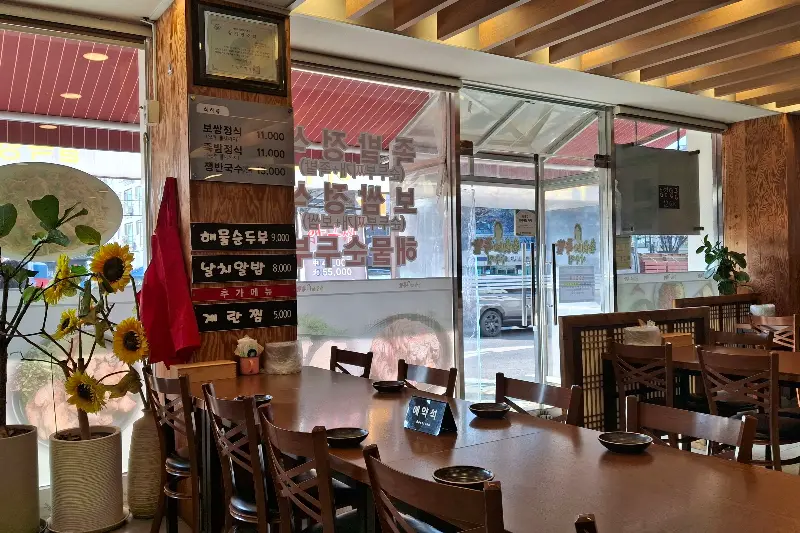 춘희네족발 내부 전경