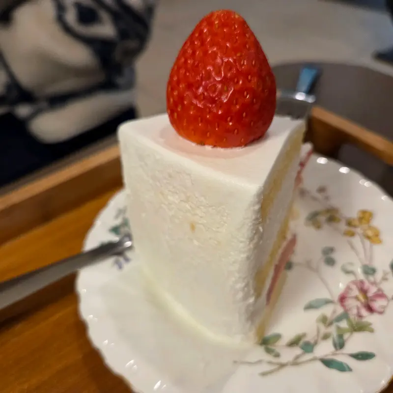 싱싱한 딸기가 올라간 케이크