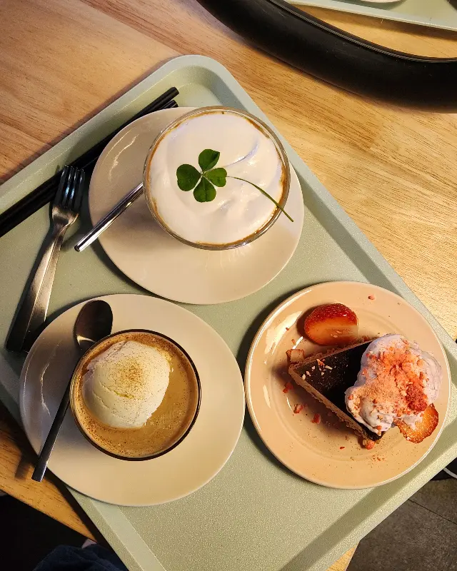 행운라떼, 마틸다 초코케이크, 바닐라 아이스크림 라떼