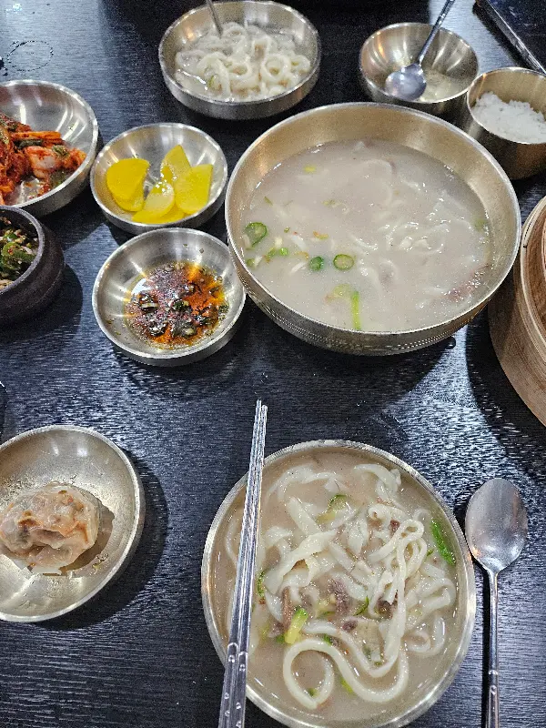 정갈하게 담겨 나온 칼국수와 곁들임 찬들