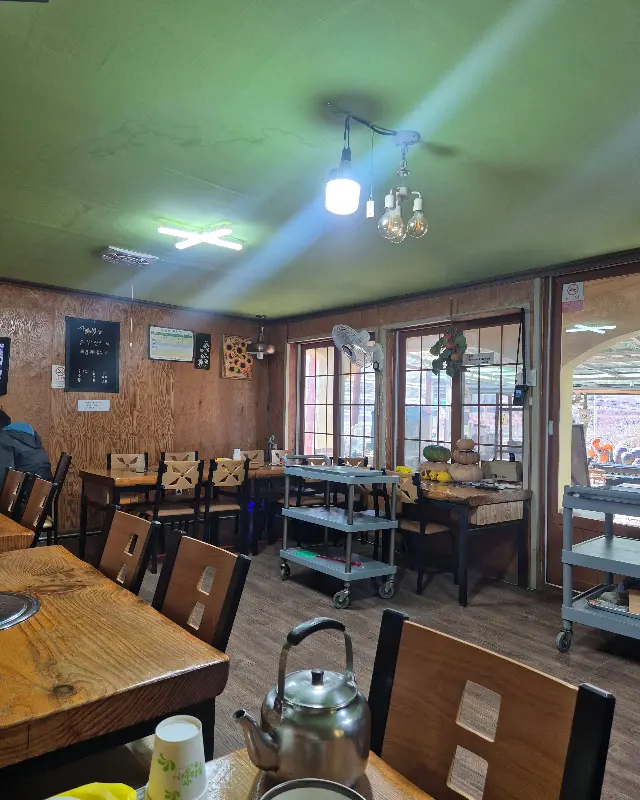 산애밥상 식당 내부 전경