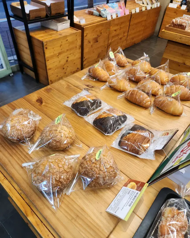 진열대에 놓인 다양한 빵들