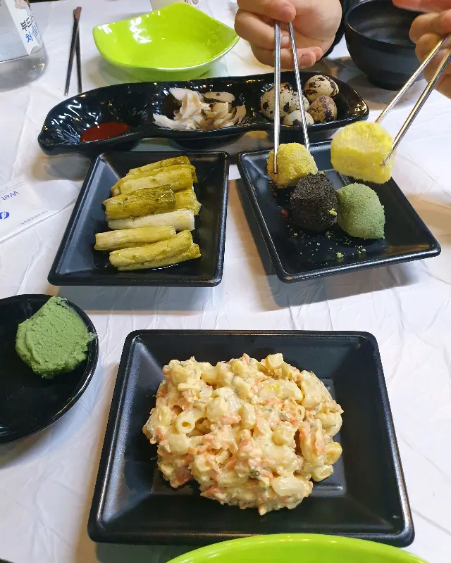 밑반찬 젓가락질