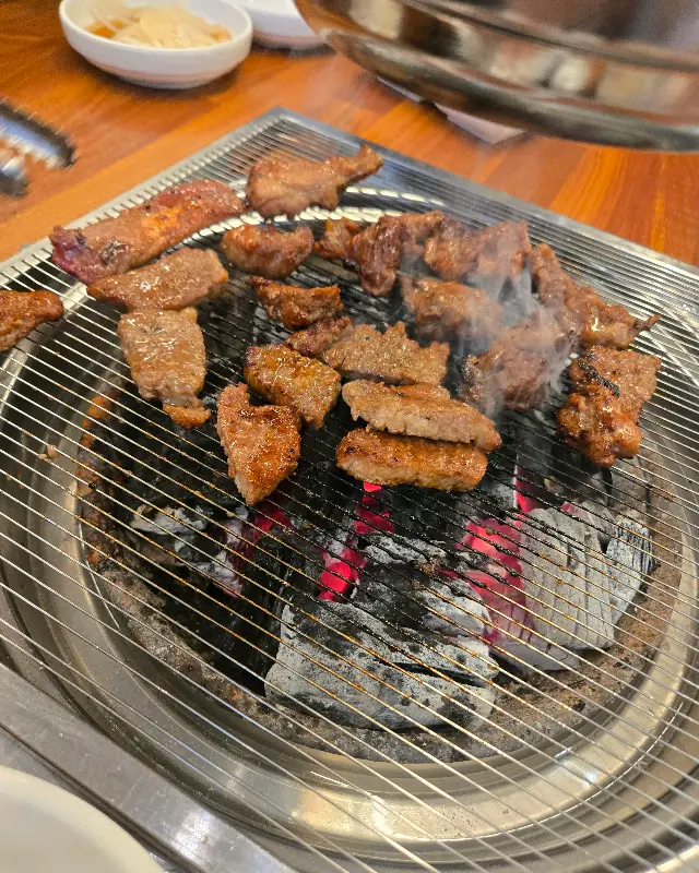 숯불 위에서 맛있게 익어가는 돼지갈비