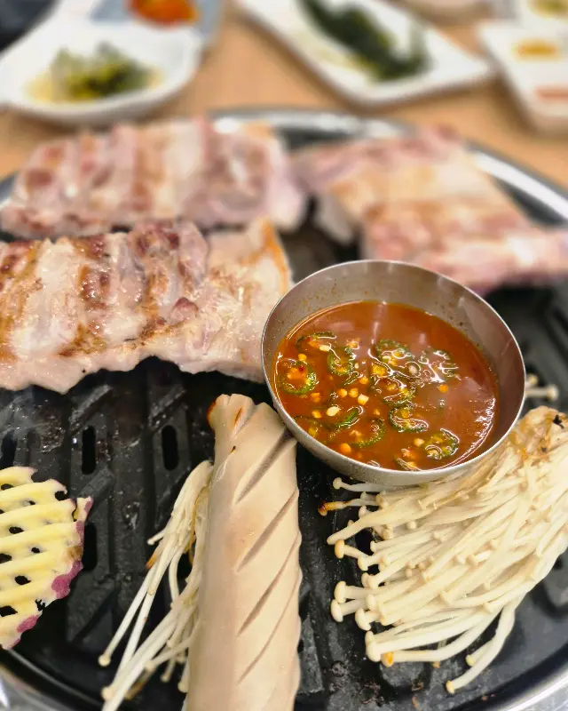 숯불 위에서 익어가는 오겹살