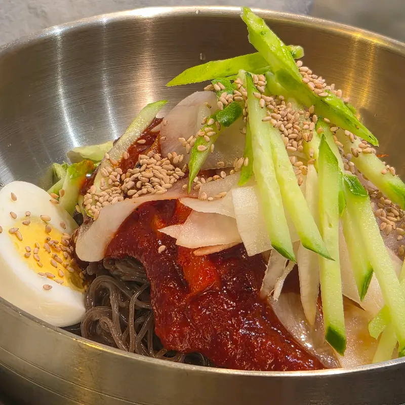 매콤한 비빔냉면
