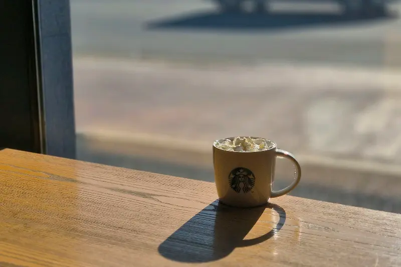 테이블 위에 놓인 커피