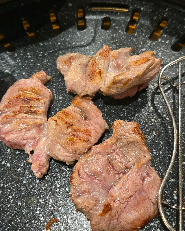 멜젓에 찍어먹는 뒷고기