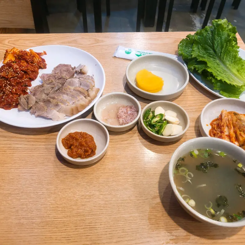 보기만 해도 푸짐한 보쌈 한 상 차림