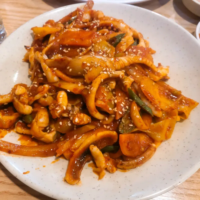 매콤한 양념이 돋보이는 오징어 볶음