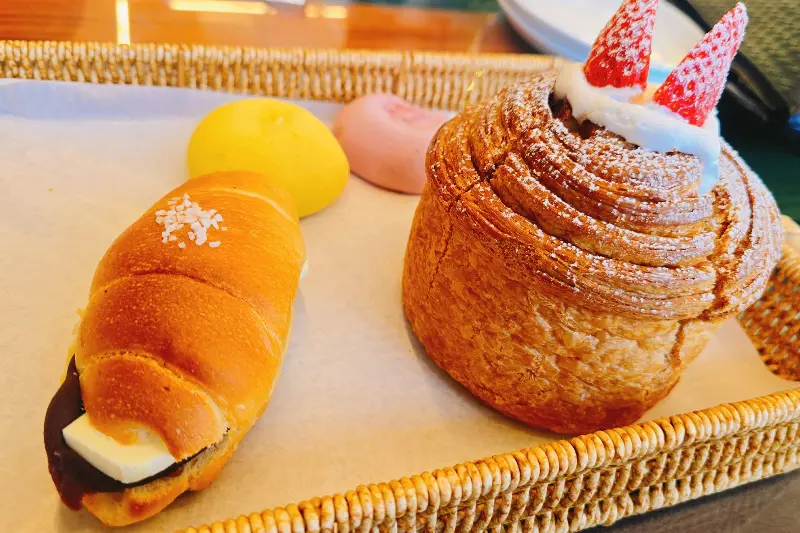 다양한 빵들이 담겨있는 쟁반