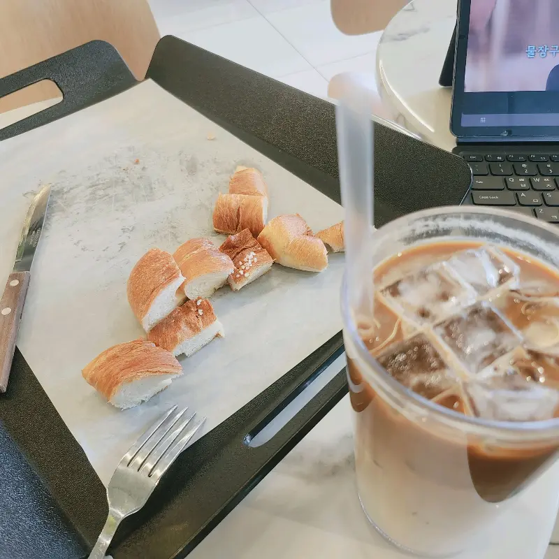 맛있게 잘린 빵과 아이스 라떼