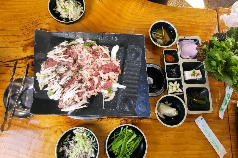 보기만 해도 흐뭇해지는 푸짐한 오리 한 상