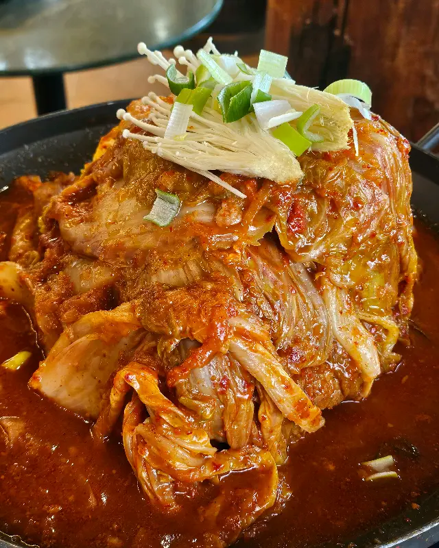 김치찜을 덜어먹기 좋게 세팅된 테이블