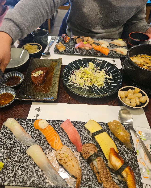 신선함이 눈으로도 느껴지는 모듬 초밥