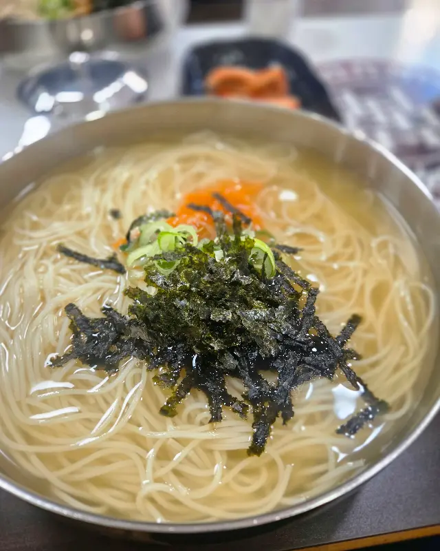 김치와 함께 즐기는 콩국수