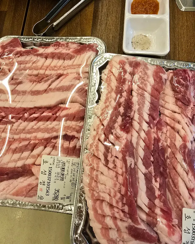 두툼하게 썰린 삼겹살