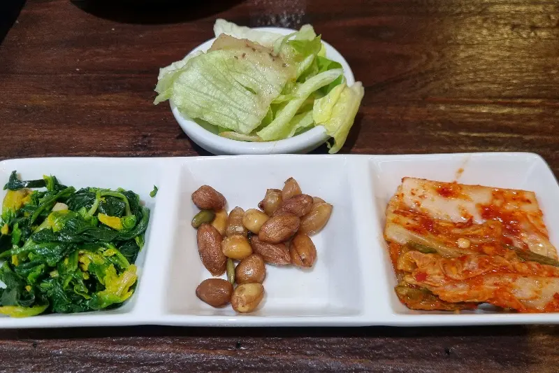 깔끔하게 담겨 나온 밑반찬