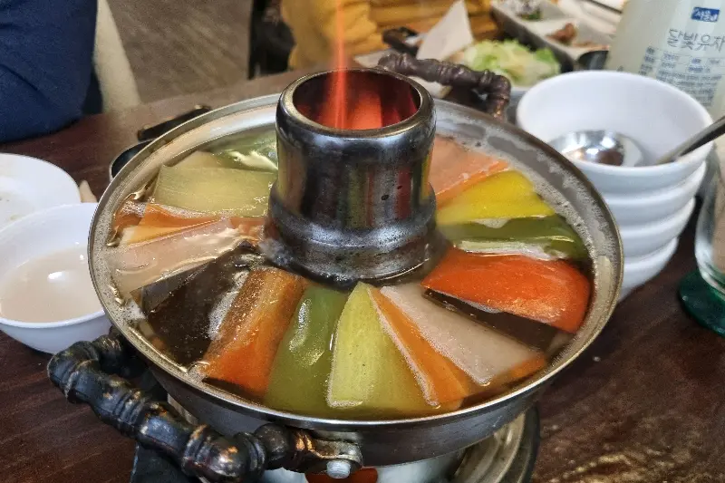 채소로 가득찬 신선로