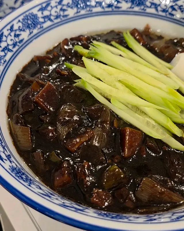 윤기 자르르 흐르는 짜장면