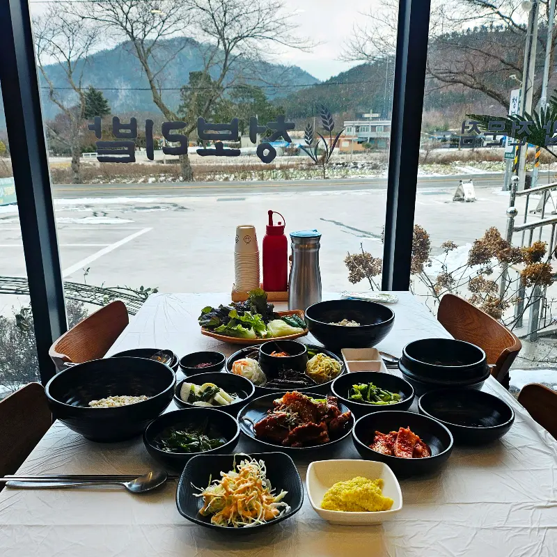 창밖으로 보이는 두륜산의 풍경