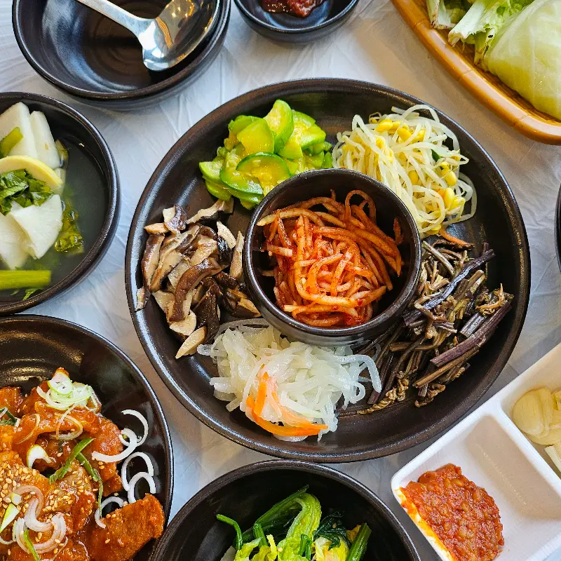 정갈하게 담겨 나온 반찬들