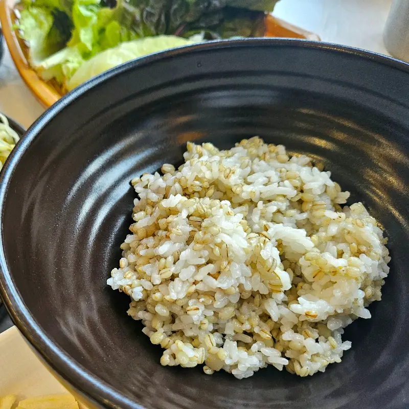 윤기가 자르르 흐르는 보리밥