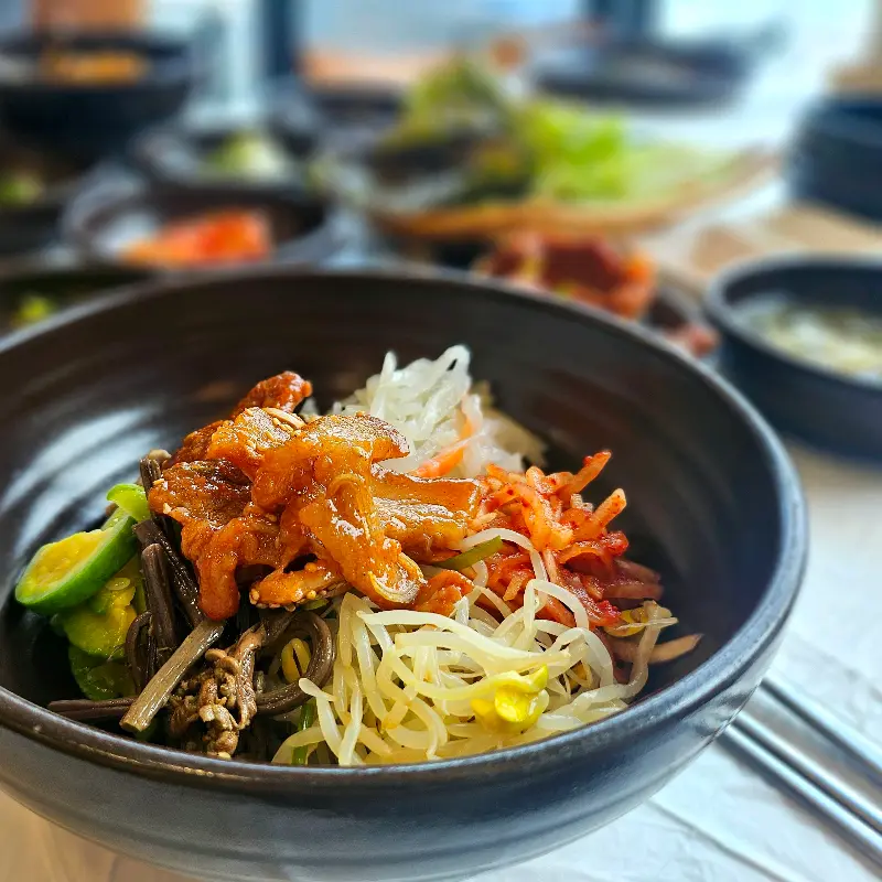 고추장 불고기를 얹은 보리 비빔밥