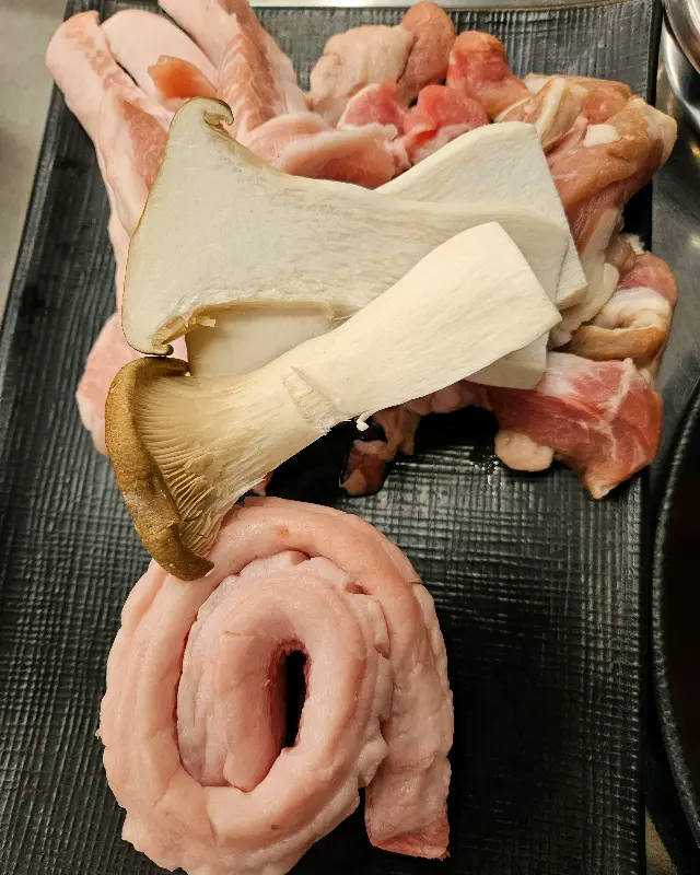 신선한 돼지고기와 버섯의 조화