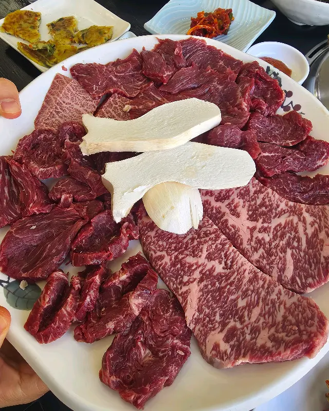 윤기가 흐르는 소고기 모듬 한 상