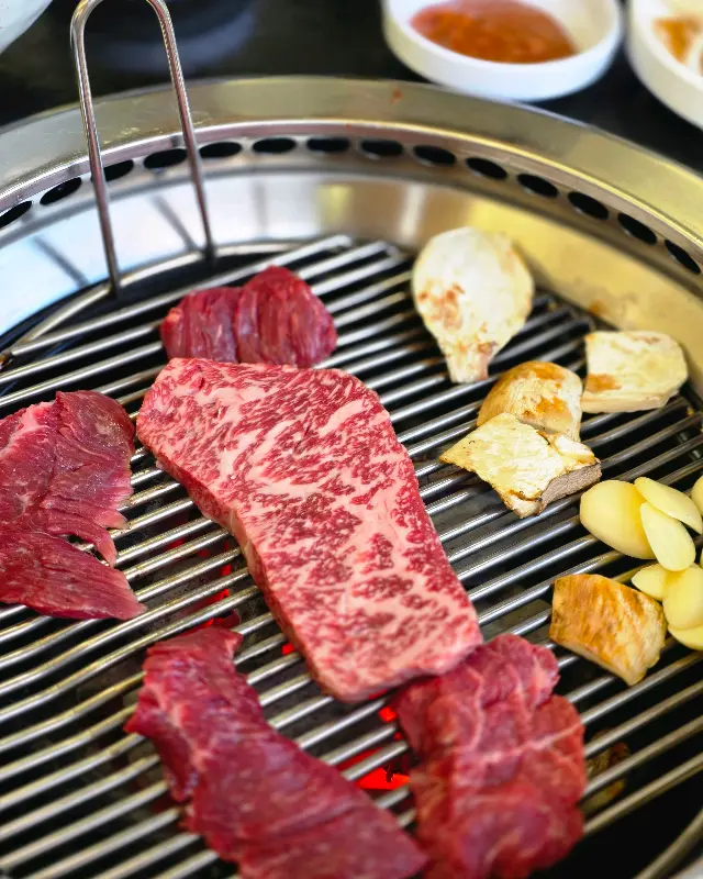 숯불 위에서 익어가는 신선한 고기